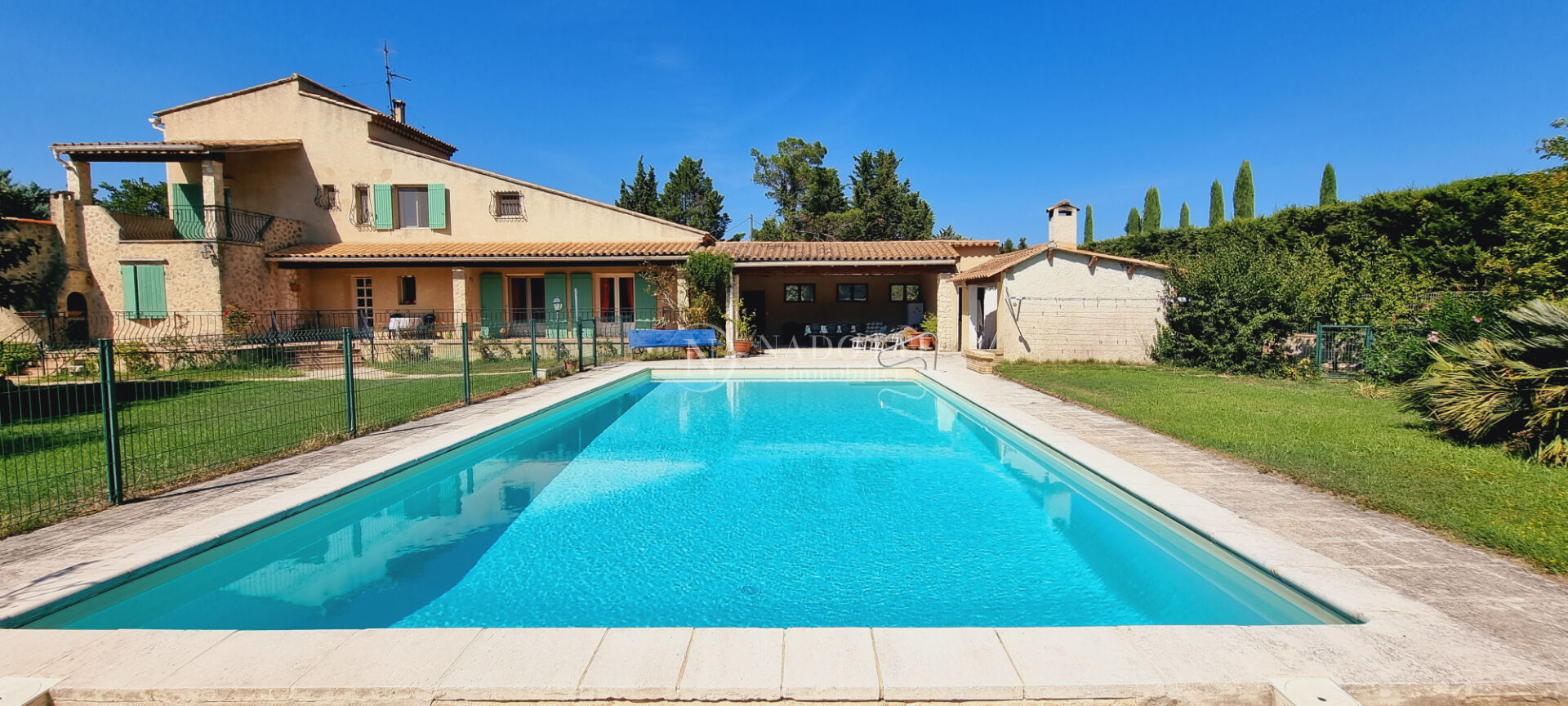 Cavaillon, grande villa avec piscine face au Luberon