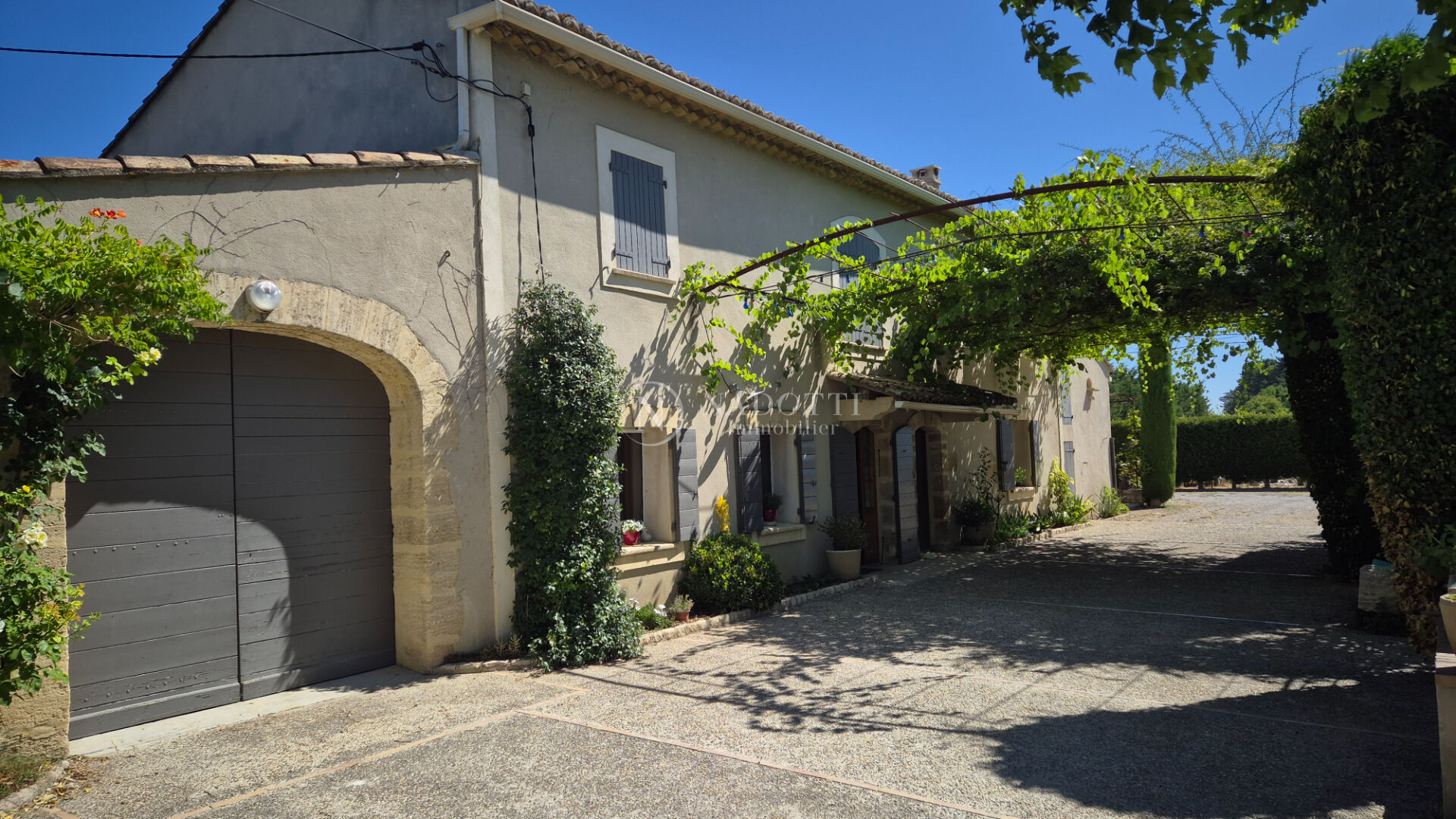 Cavaillon mas en campagne sur 9300 m² de terrain.