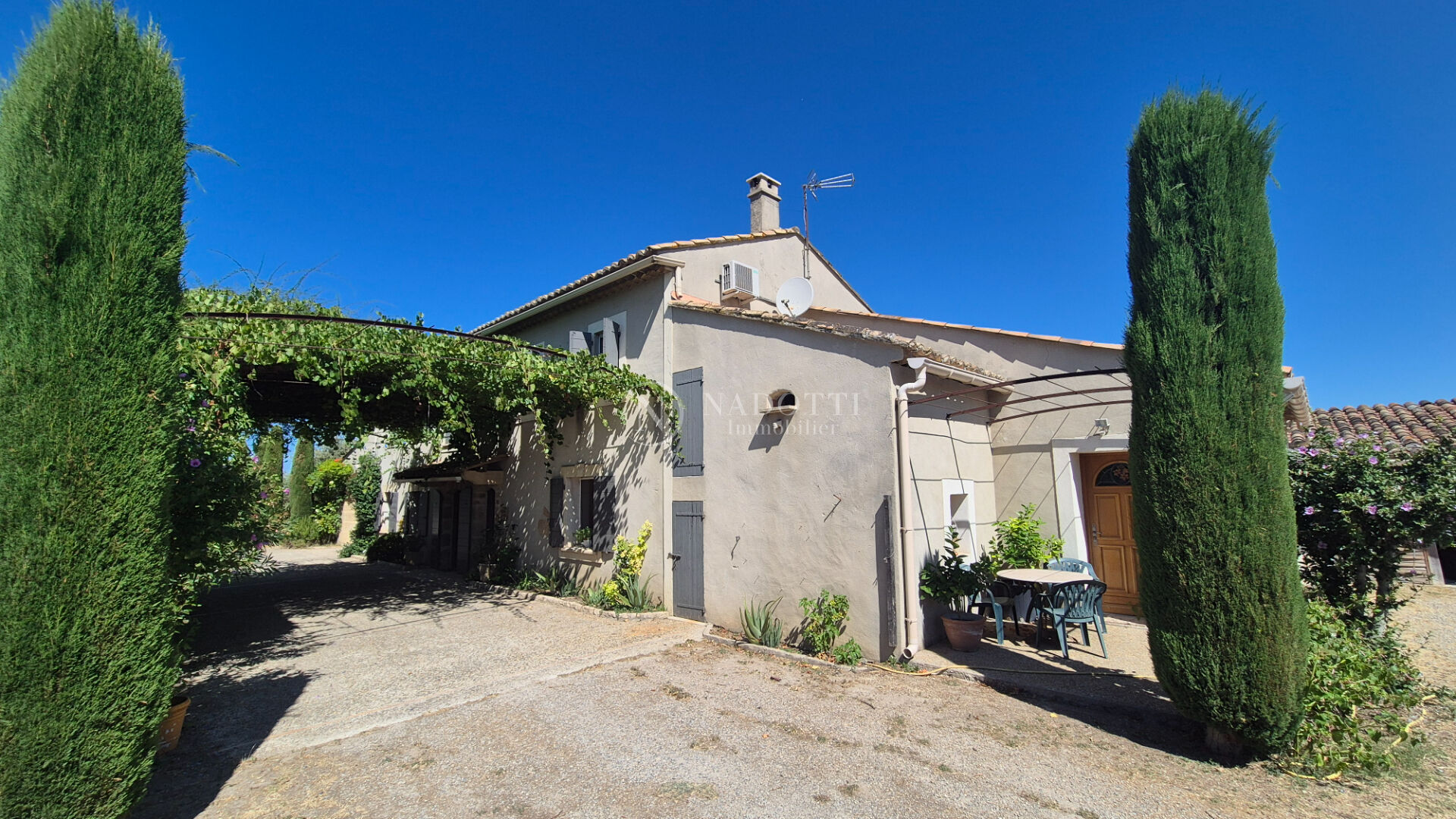 Cavaillon mas en campagne sur 9300 m² de terrain.
