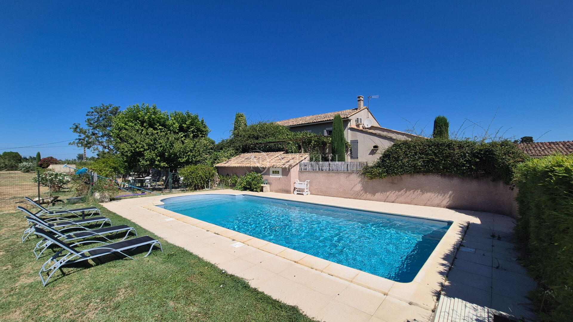 Cavaillon mas en campagne sur 9300 m² de terrain.