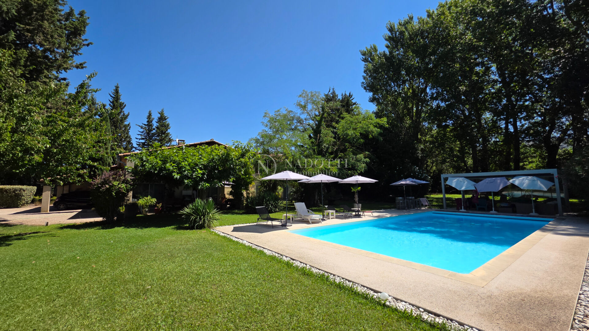 Superbe maison ancienne de charme sur terrain de 18 000 m² avec piscine et jardin arboré