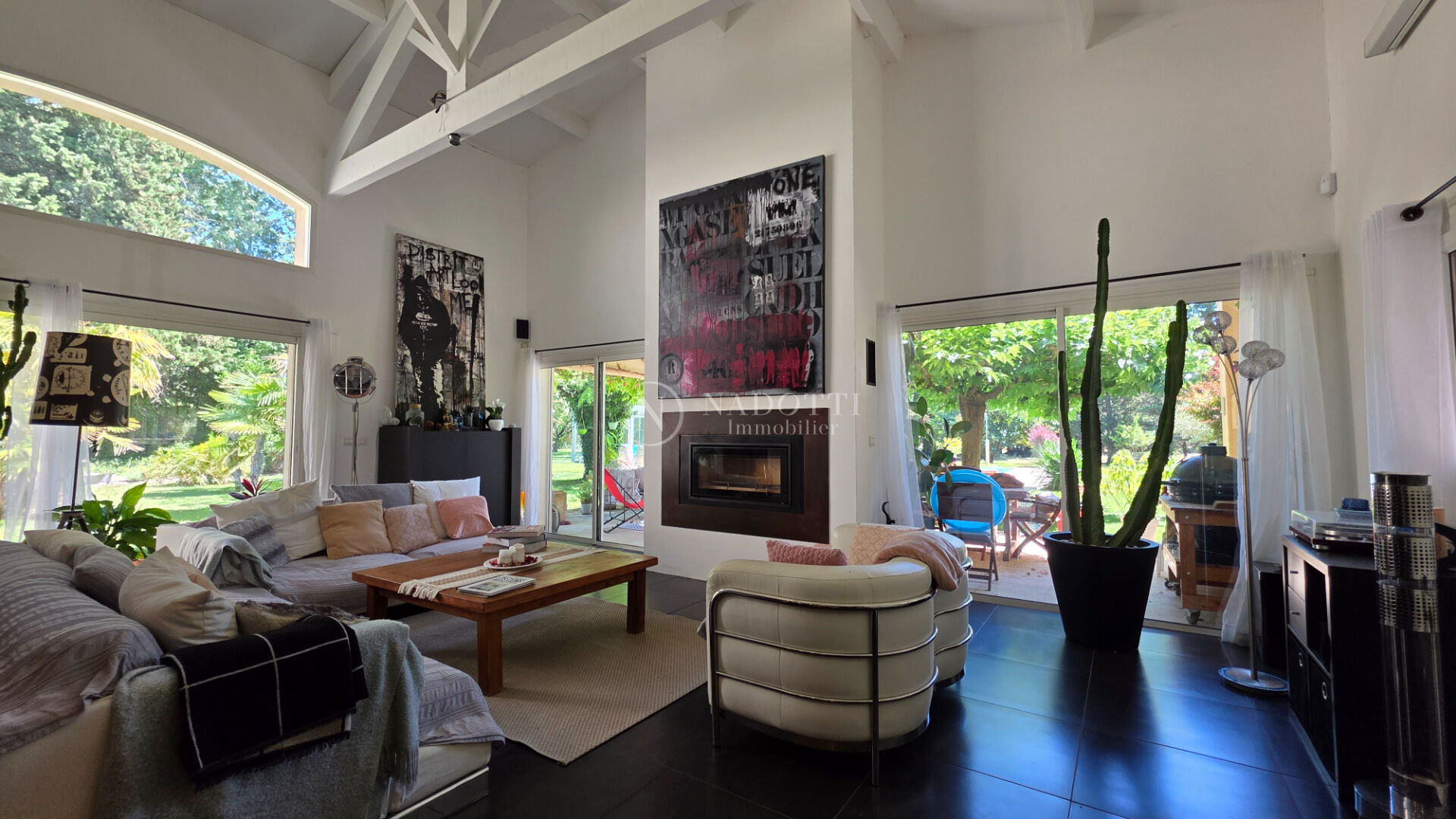 Superbe maison ancienne de charme sur terrain de 18 000 m² avec piscine et jardin arboré