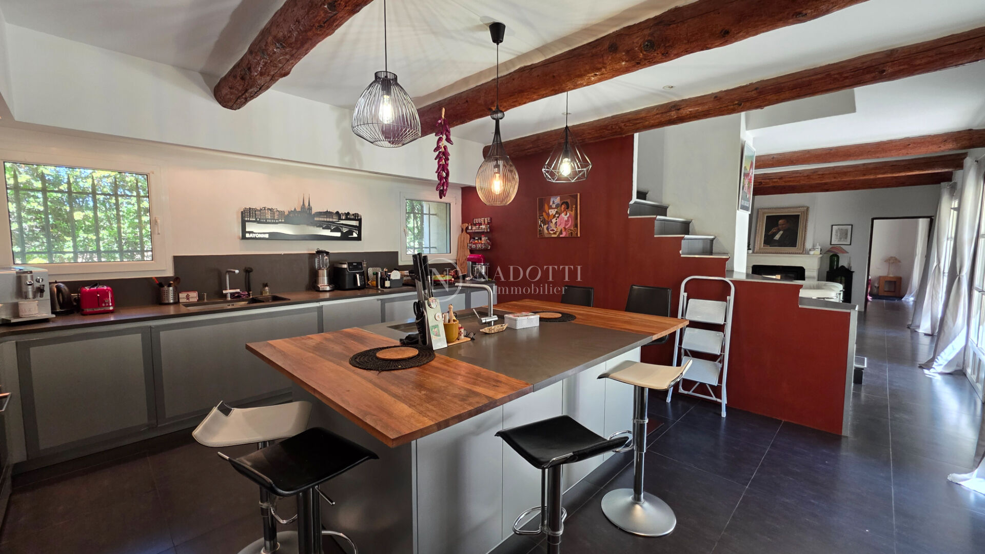 Superbe maison ancienne de charme sur terrain de 18 000 m² avec piscine et jardin arboré