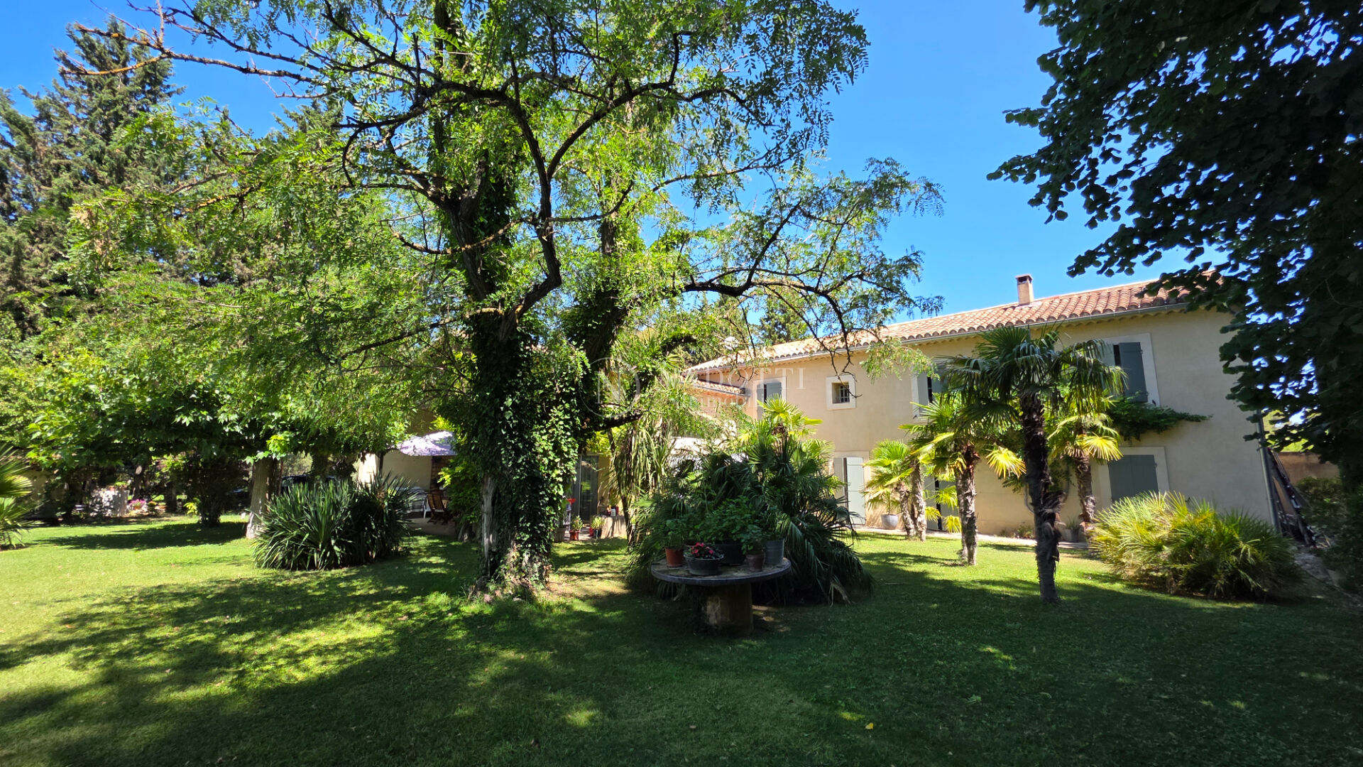 Superbe maison ancienne de charme sur terrain de 18 000 m² avec piscine et jardin arboré