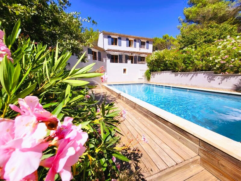 Propriété sur la colline Saint Antoine avec deux appartements indépendants et 5000m2 de terrain