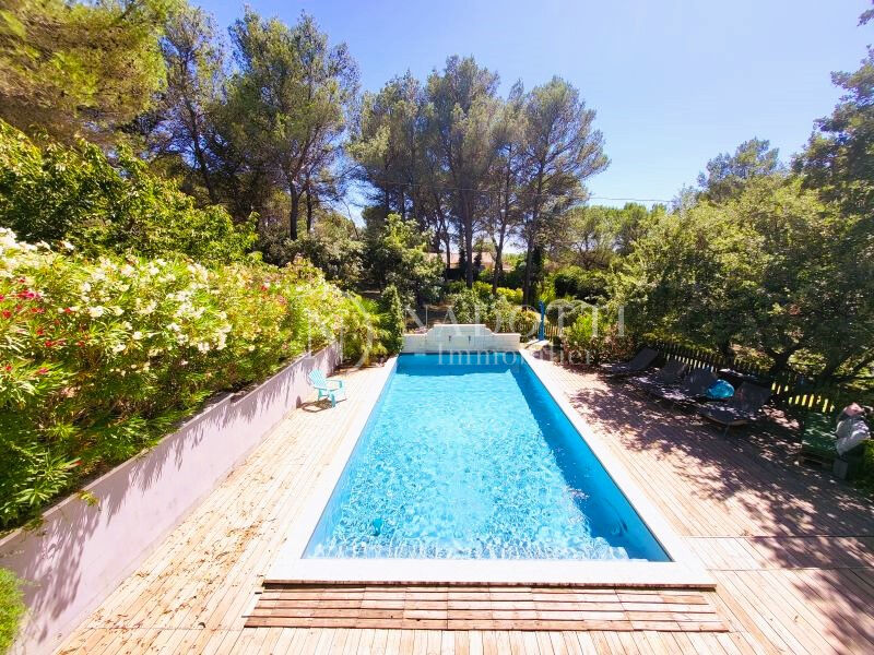 Propriété sur la colline Saint Antoine avec deux appartements indépendants et 5000m2 de terrain