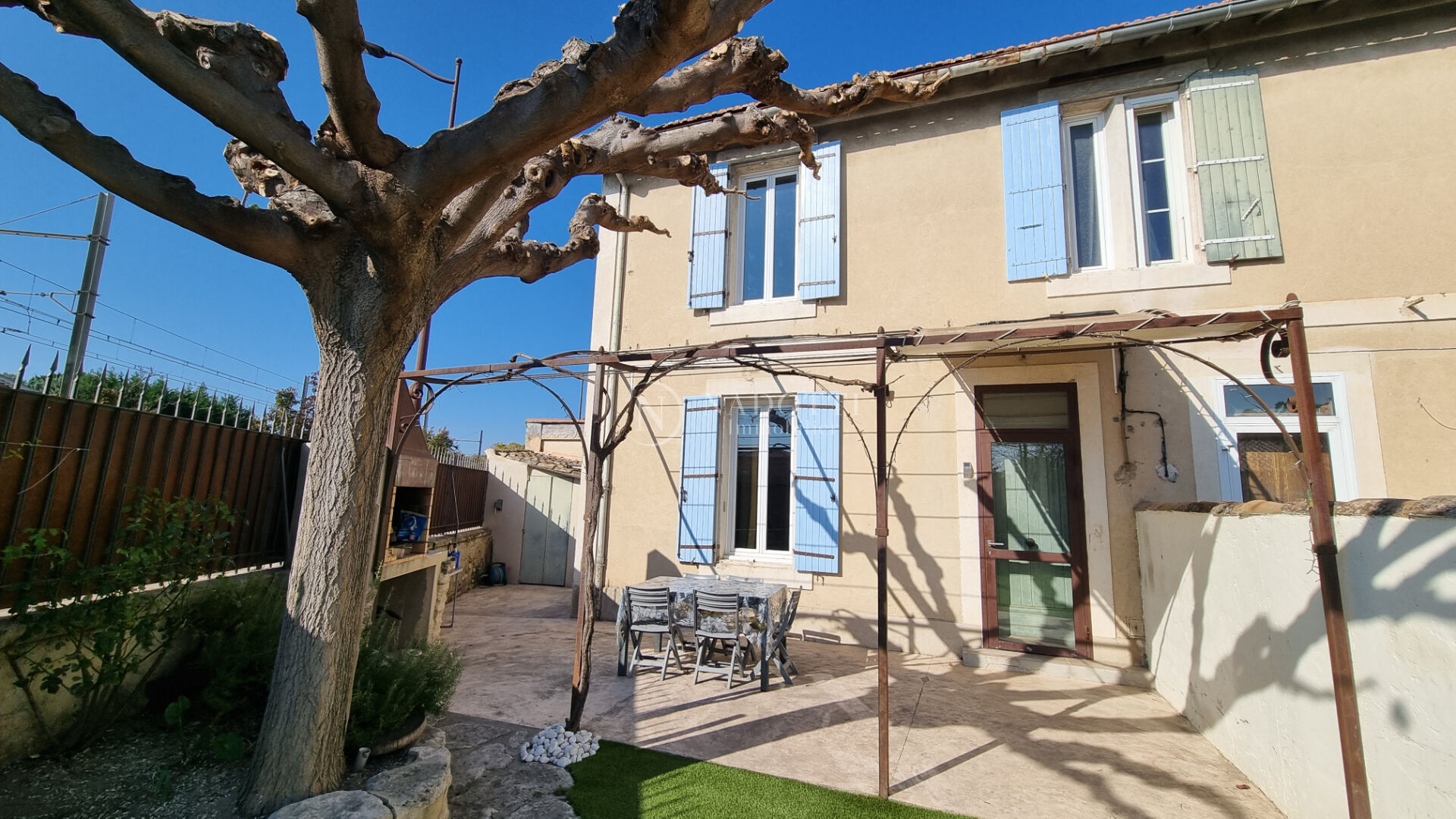 Maison L Isle Sur La Sorgue 4 pièce(s) 105 m2, cour intérieure, proche centre