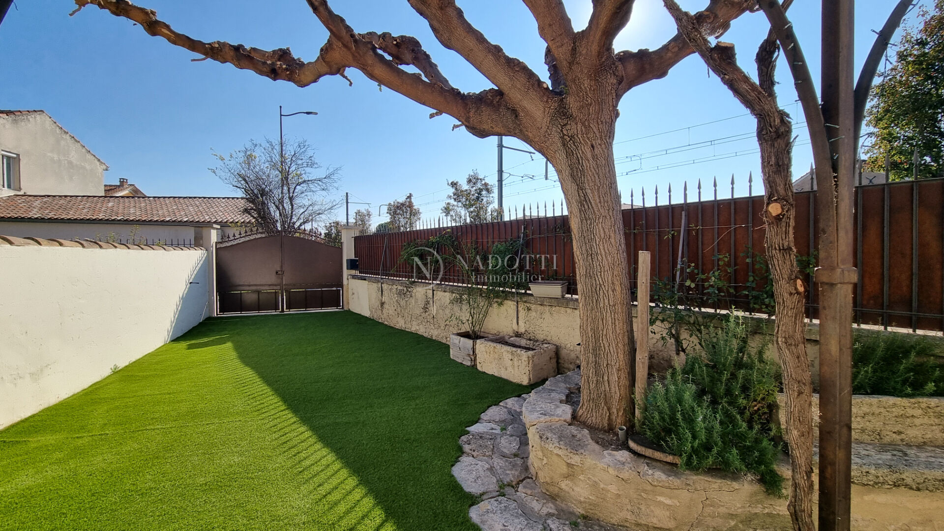 Maison L Isle Sur La Sorgue 4 pièce(s) 105 m2, cour intérieure, proche centre