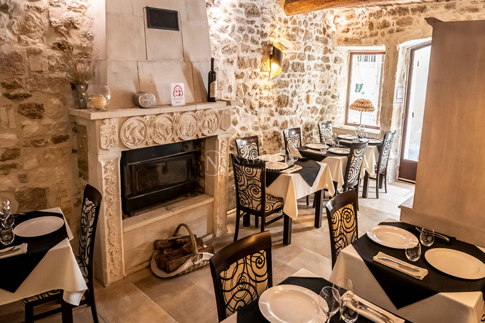 Murs commerciaux de 60m2 dans le coeur du charmant village de Ménerbes en Provence