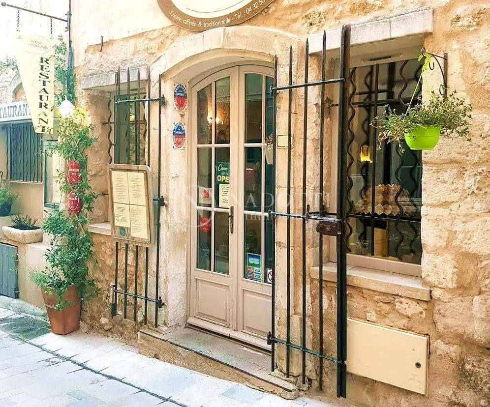 Murs commerciaux de 60m2 dans le coeur du charmant village de Ménerbes en Provence