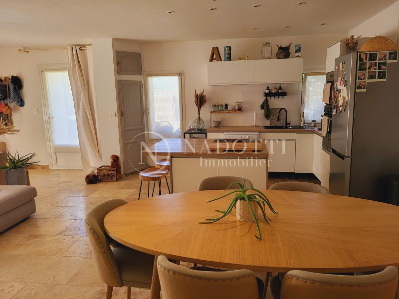 L Isle Sur La Sorgue en campagne avec jardin et terrasse ombragée, en pierres