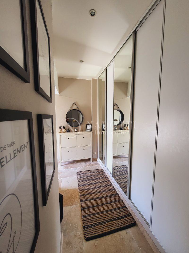 L Isle Sur La Sorgue en campagne avec jardin et terrasse ombragée, en pierres