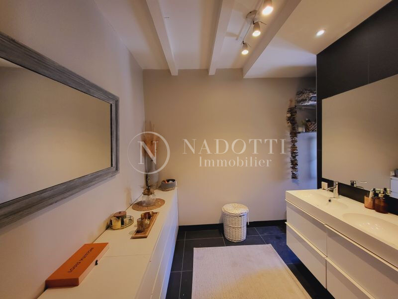 L Isle Sur La Sorgue en campagne avec jardin et terrasse ombragée, en pierres