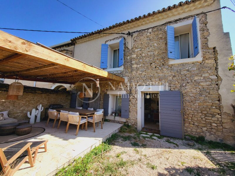 L Isle Sur La Sorgue en campagne avec jardin et terrasse ombragée, en pierres