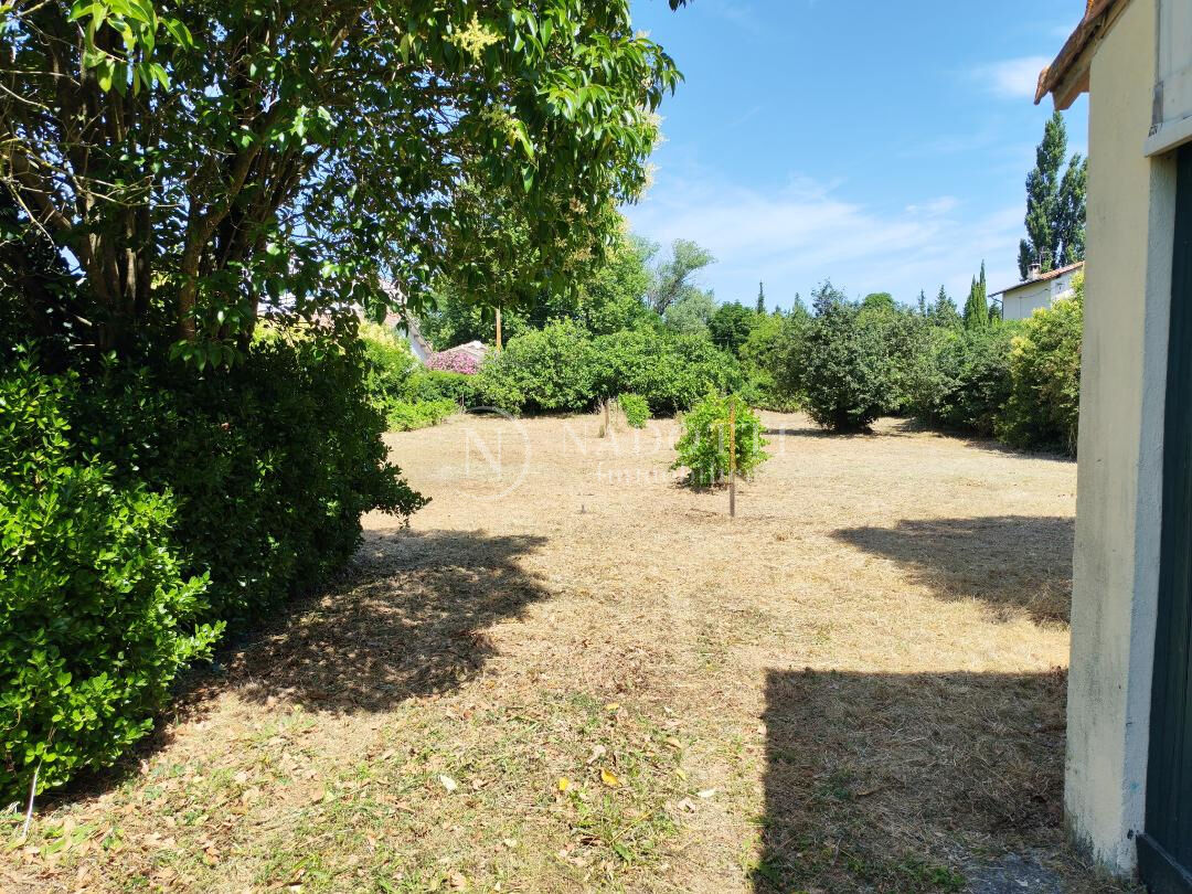 terrain plat constructible de 1500 m2 à proximité immédiate du centre historique de l'isle-sur-la-sorgue · 320 000 €