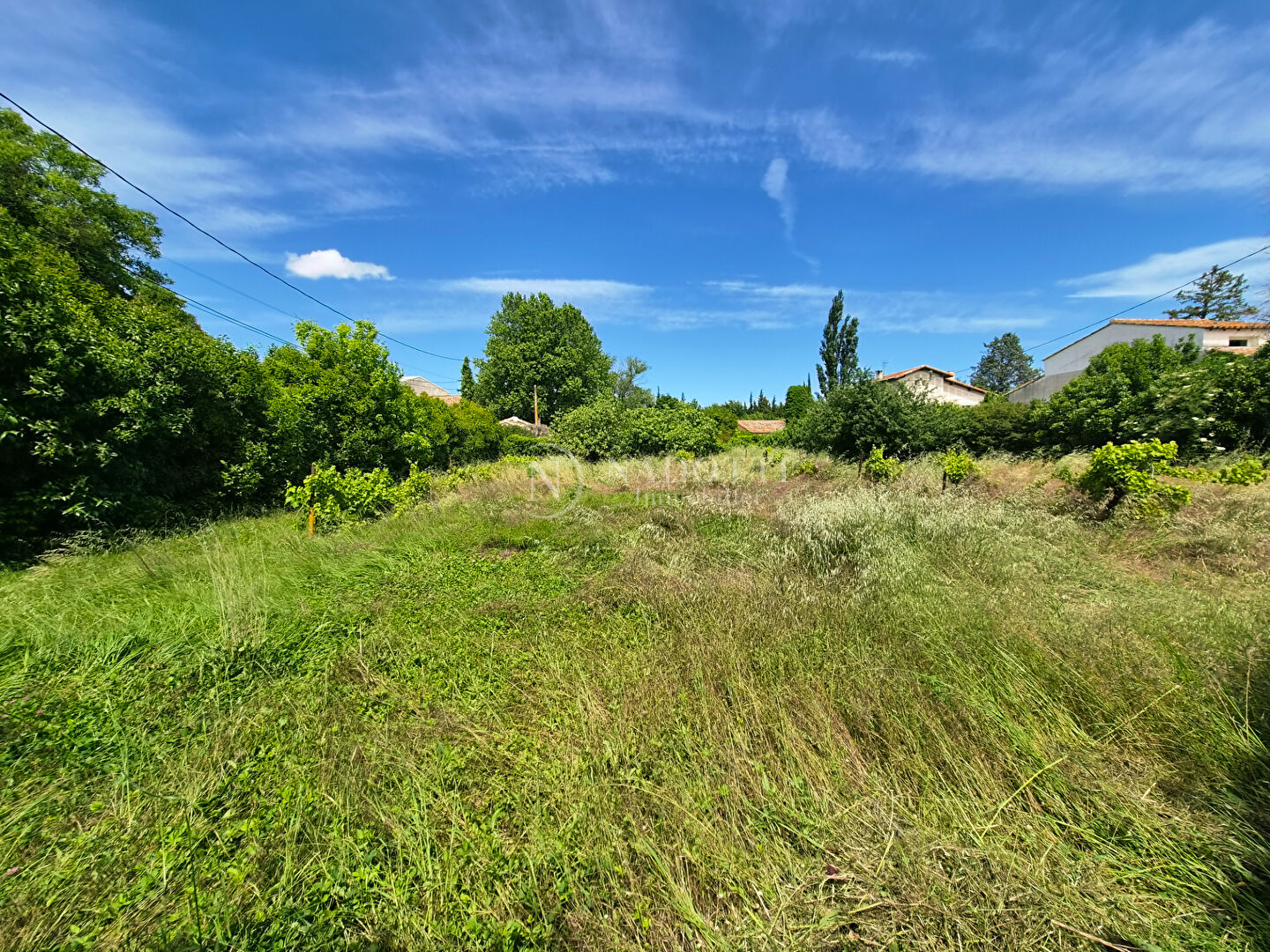 terrain plat constructible de 1500 m2 à proximité immédiate du centre historique de l'isle-sur-la-sorgue · 305 000 €