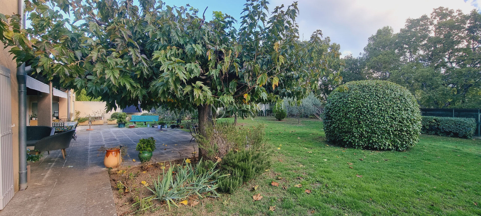 Maison 10 pièces 252 m² · à Lacoste · 252 m² · 997 000 €